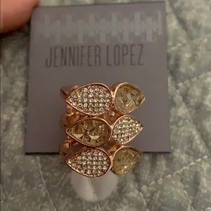 Jennifer Lopez ring very stretchy 💍